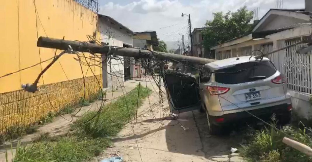 Poste de tendido eléctrico cae en carro