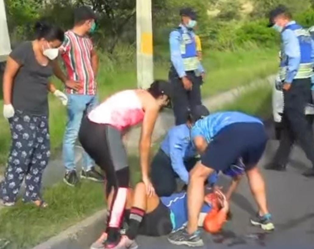 Ciclista queda herida al ser embestida por 