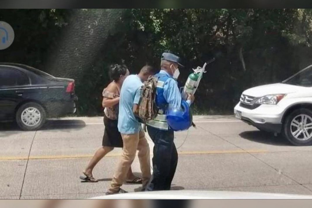 Policía ayuda a niño en manifestación