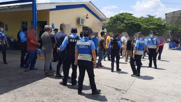 detienen migrantes en Valle