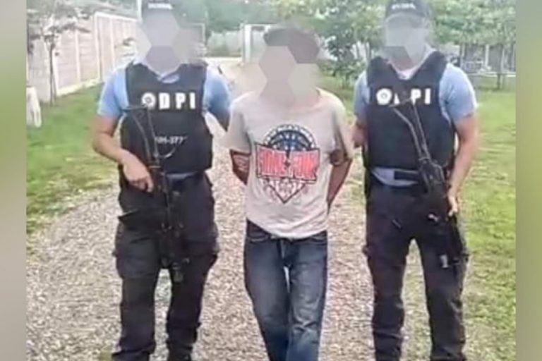 condenado encerrar esposa quemarla
