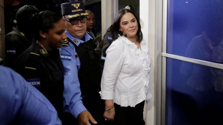 Suspenden juicio de Rosita
