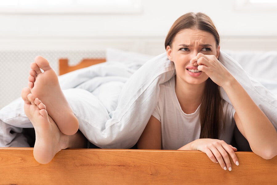 causas del mal olor en los pies