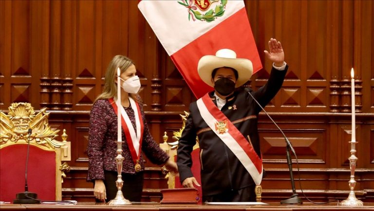 Juramentan a Pedro Castillo como el nuevo presidente de Perú