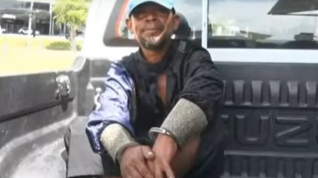Hombre con pierna humana SPS