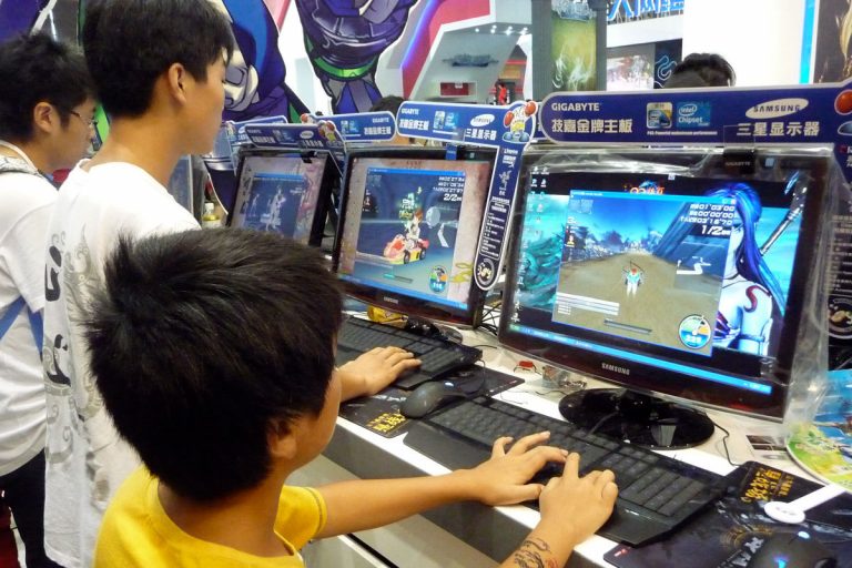 Los menores solo pueden jugar tres días a la semana, una hora diaria.