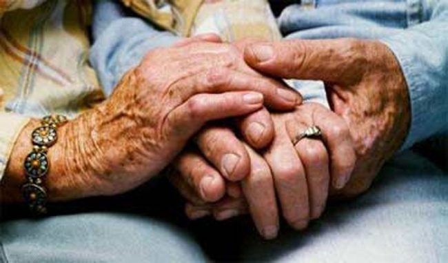 Ancianos en un asilo se casan