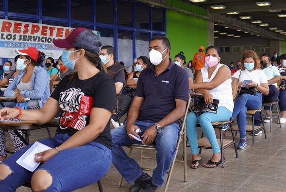 La vacunación en el Polideportivo de la UNAH es peatonal y también vehicular