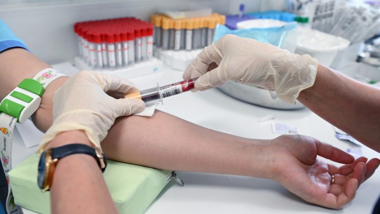 anticuerpo protege de variantes de COVID