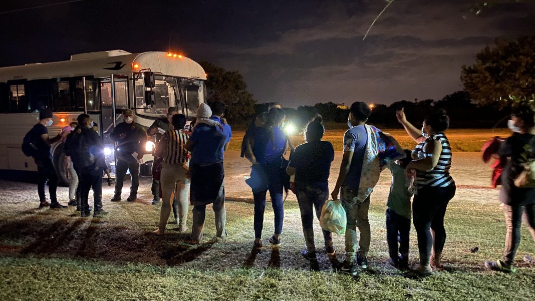 migrantes hondureños en frontera