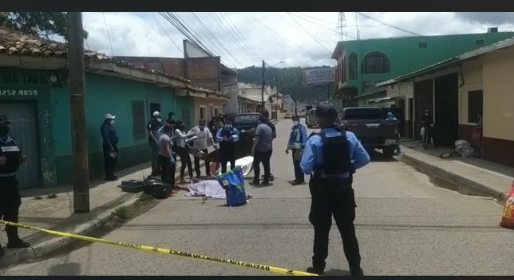 Mujer convulsiona y muere atropellada