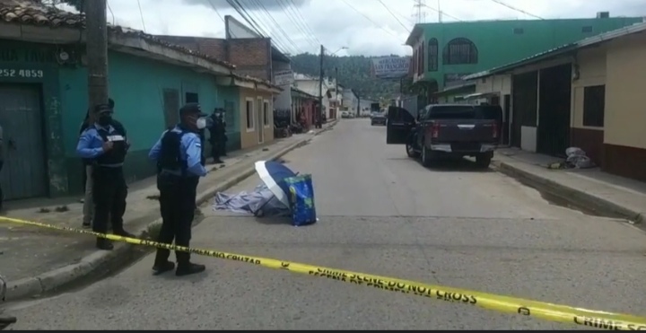 Mujer convulsiona y muere atropellada