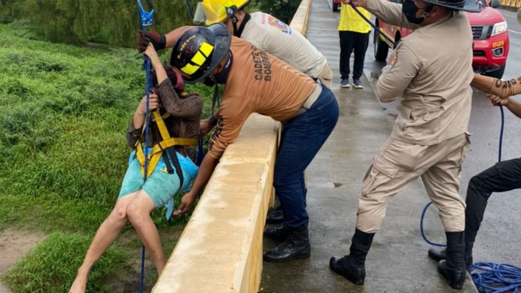 mujer arrastrada por río Humuya