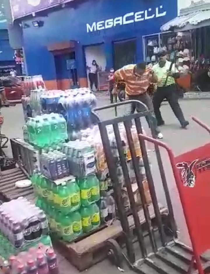 Dos vendedores y guardia