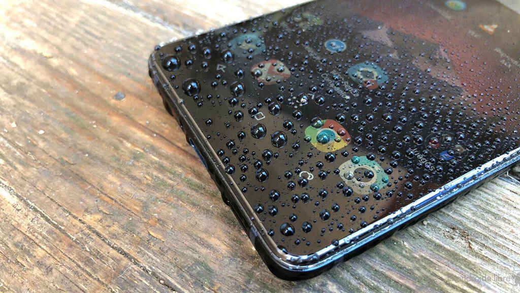 teléfono mojado qué hacer