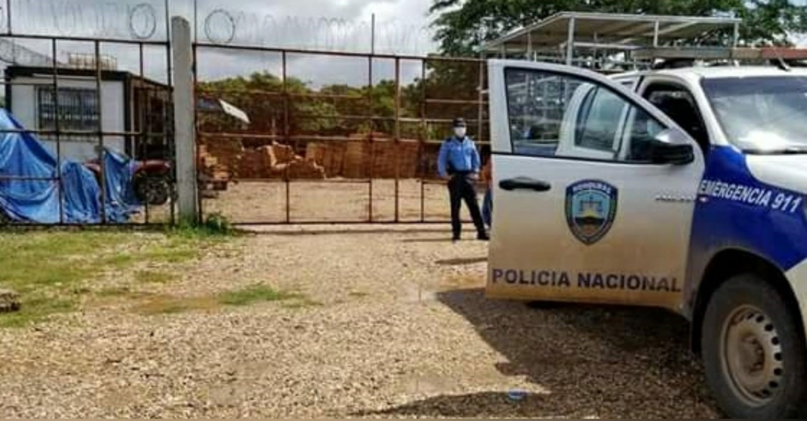 Los policías inspeccionaron y protegieron la escena a la espera de los especialistas forenses, quienes efectuaron el levantamiento cadavérico.
