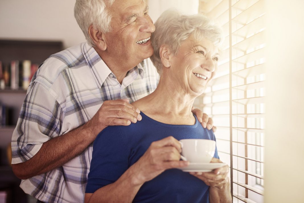 Ancianos en un asilo se casan