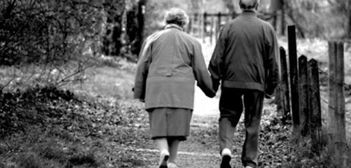 Ancianos en un asilo se casan