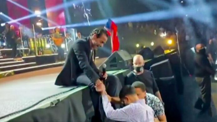 Marc Anthony conmueve al convivir con pequeño en su concierto