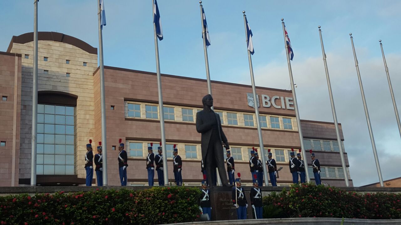 Frente al Banco Centroamericano de Integración Económica (BCIE) comenzará el evento.