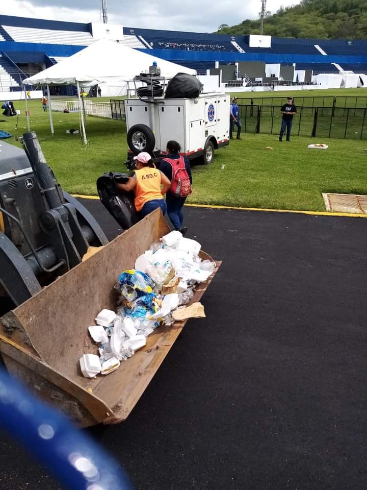 Gran cantidad de basura en estadio 