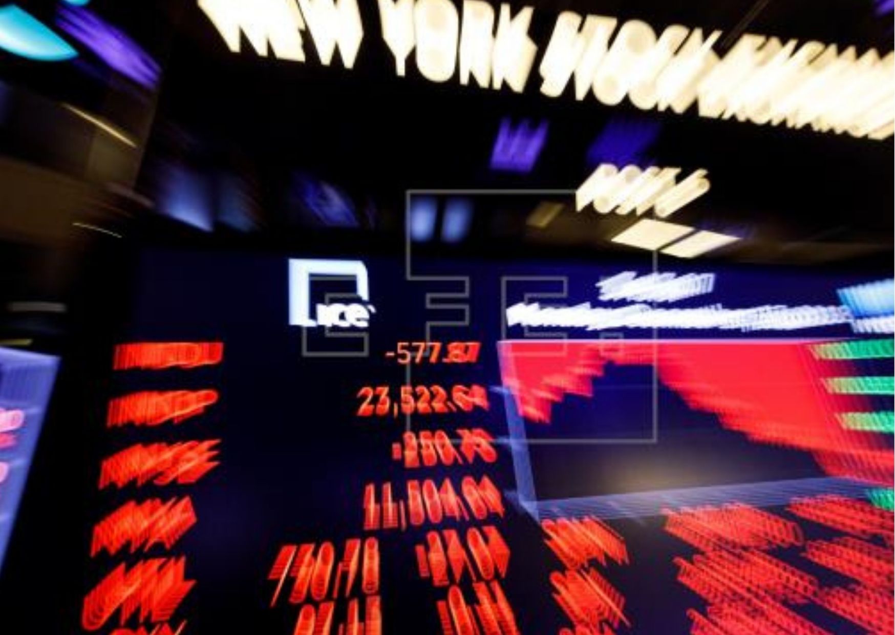 La bolsa de Nueva York cerró aplastada por una subida de las tasas de los bonos estadounidenses.