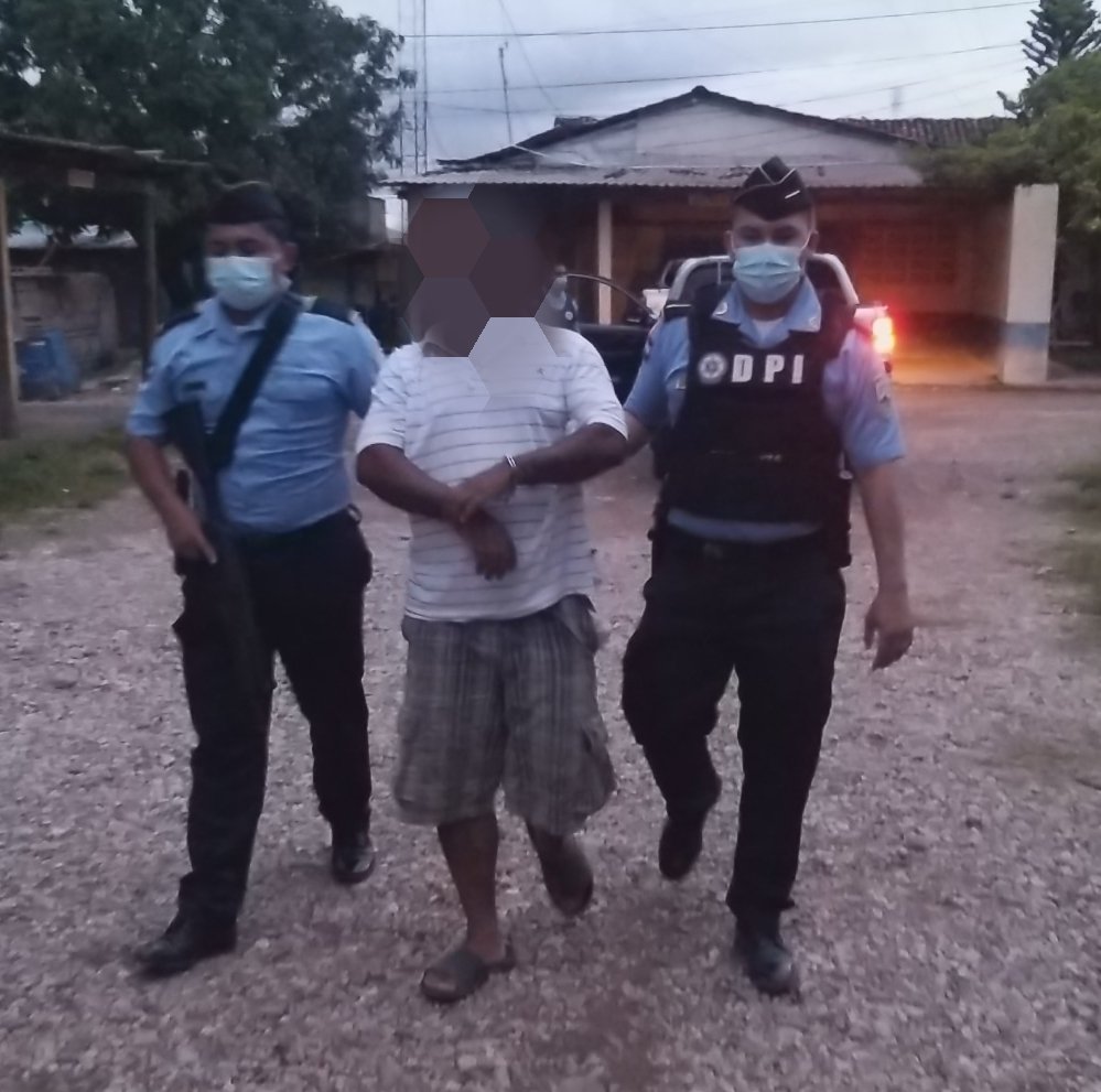 El sujeto de 48 años al parecer abusaba sexualmente de su hijastra, una pequeña de 10 años.