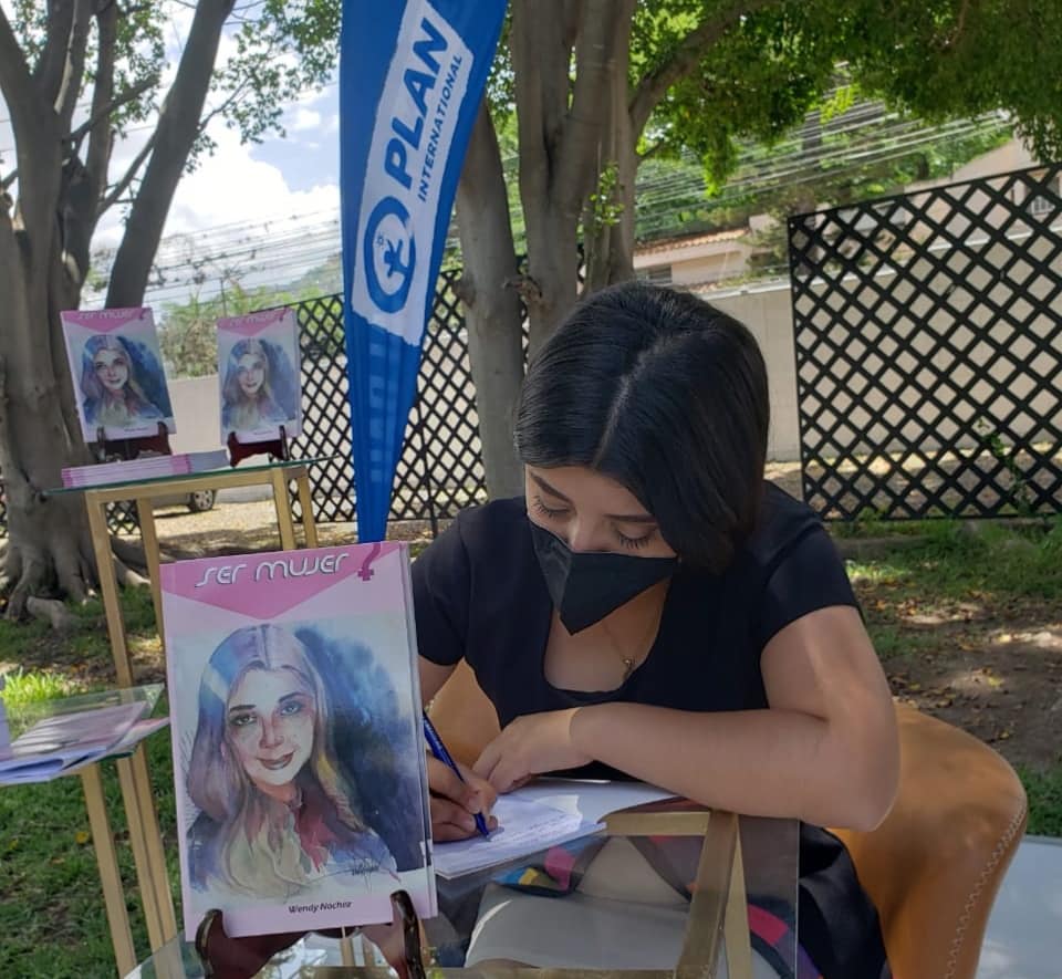 La joven asegura que la escritura es un buen espacio para plantear los problemas sociales del país.
