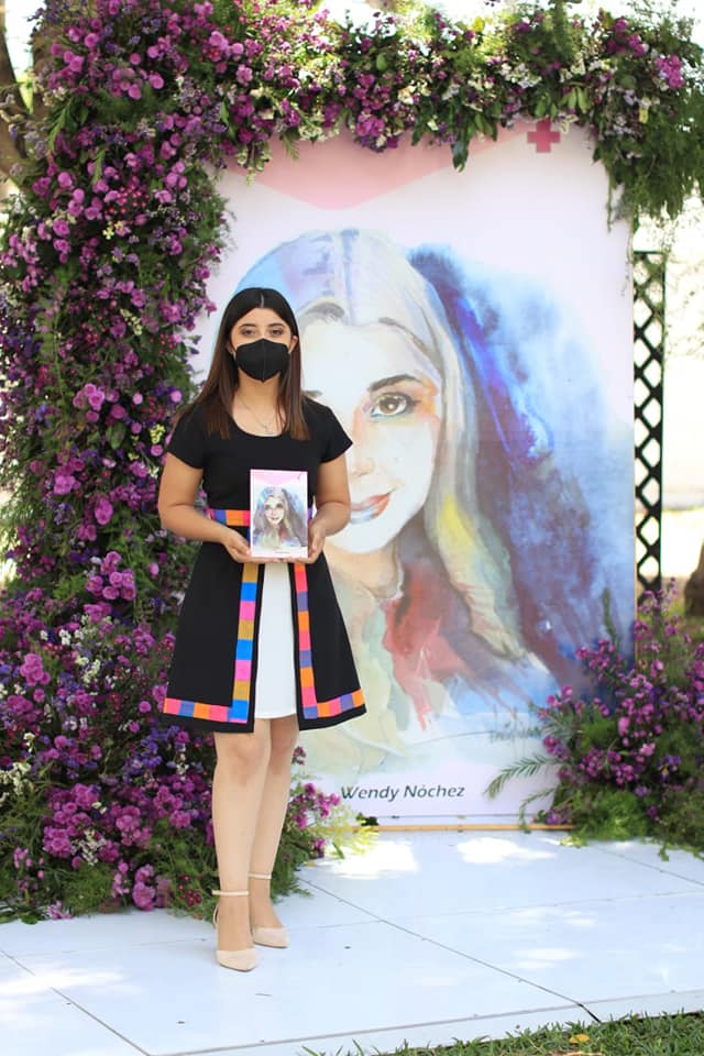 Wendy Nochéz con su libro.