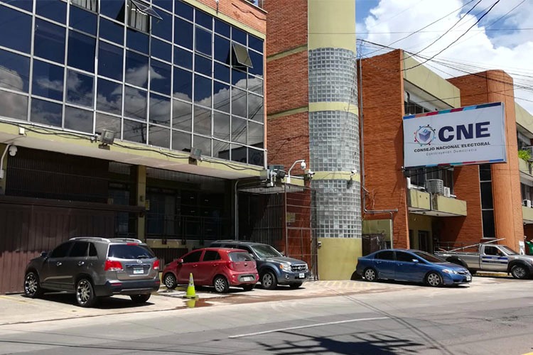 Las concejales Ana Paola Hall y Rixi Moncada aseguran que se le quiere quitar la autonomía al CNE.
