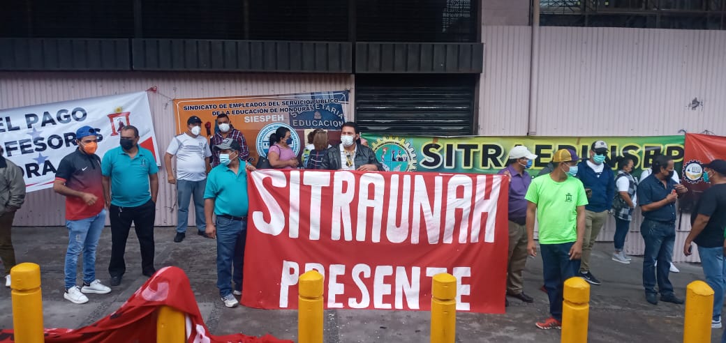 Los empleados llegaron desde muy temprano para exigir sus derechos como trabajadores.