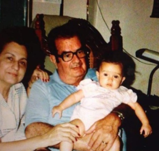 En la fotografía la presentadora está acompañada de sus padres.