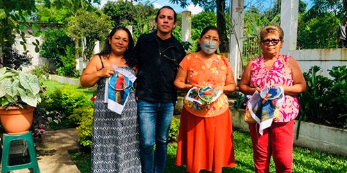 Diseñador Roberto Ramírez y las hermanas Orellana.