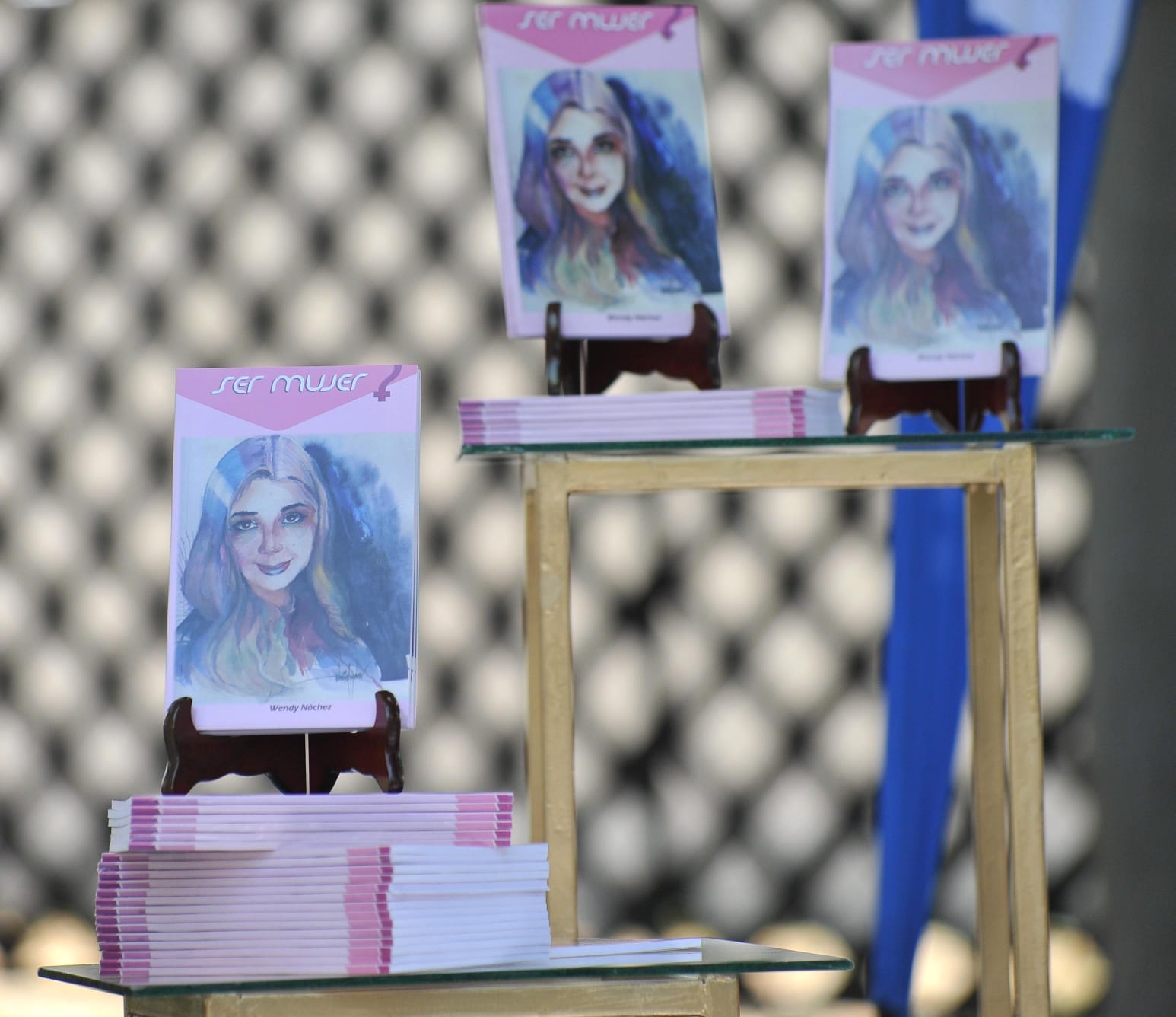El libro de Wendy se titula "Ser Mujer" y recopila la historia de 15 mujeres de su municipio.