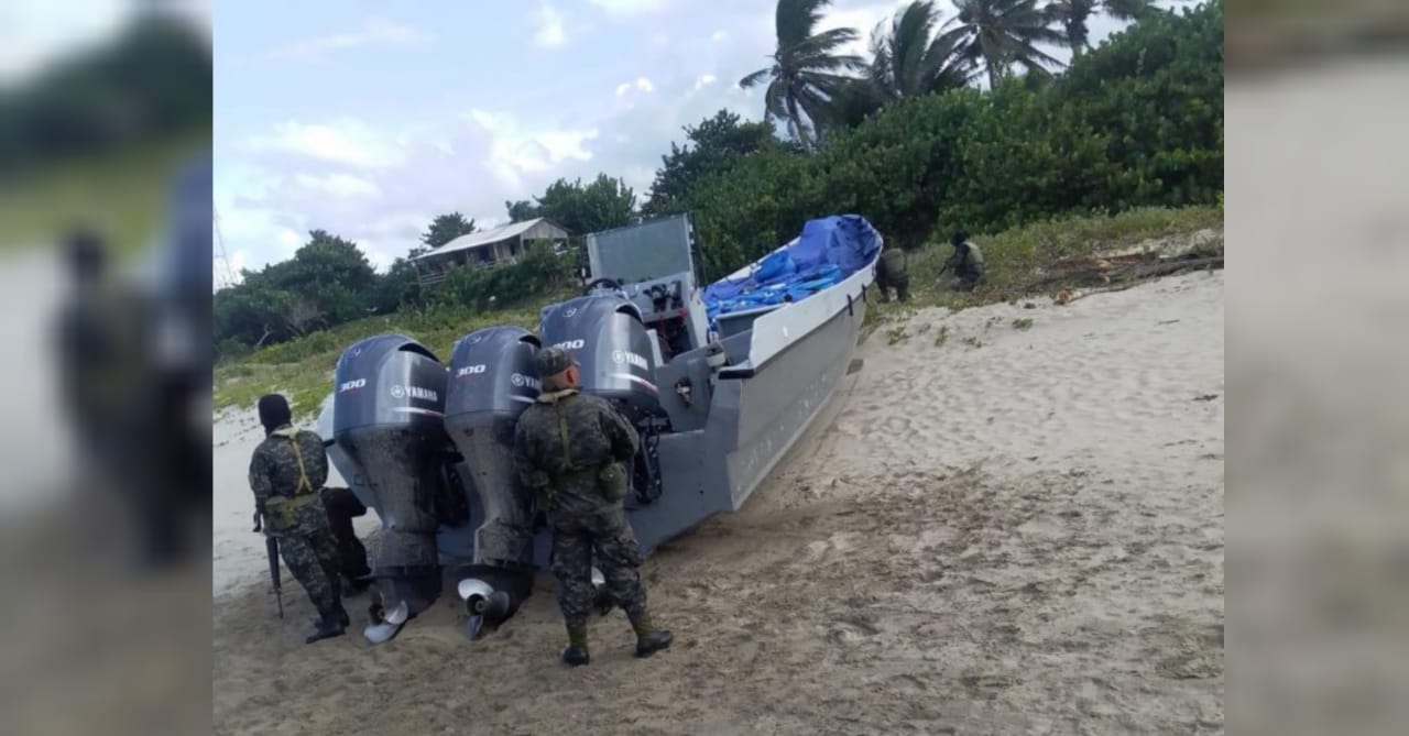 La lancha fue decomisada por los militares para su respectiva inspección del contenido que traía.