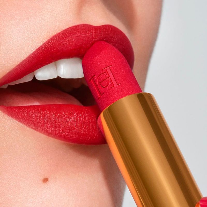 El labial color rojo es un básico de la elegancia.