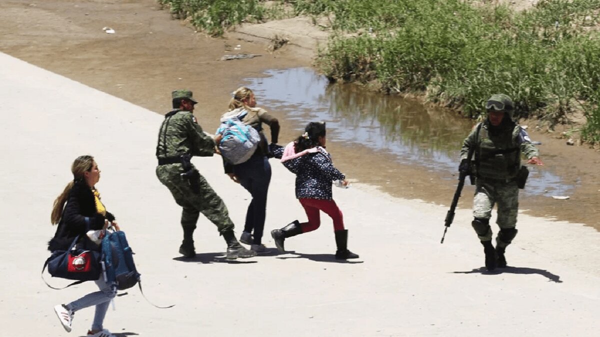 Migrantes huyen del INM en su intento por llegar a Estados Unidos.