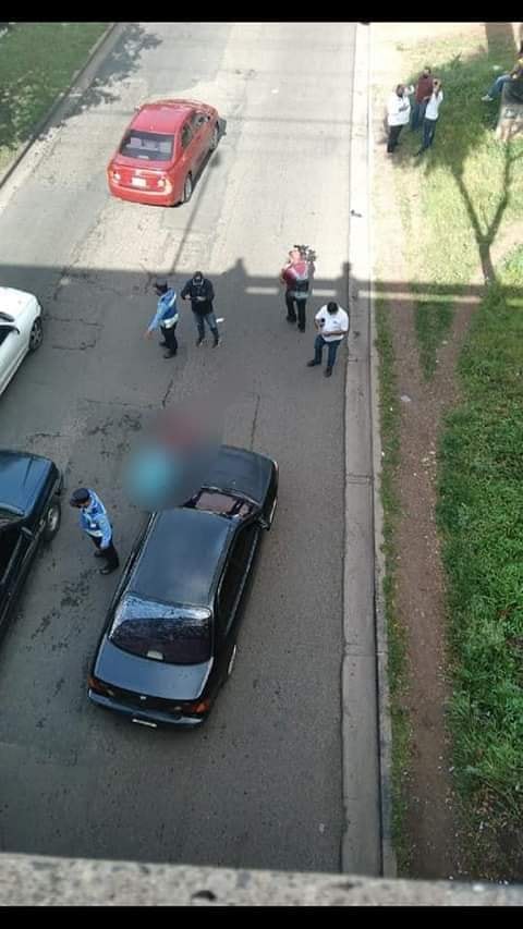 El cuerpo del ciudadano quedó tendido en la calle y lo taparon con una sábana.