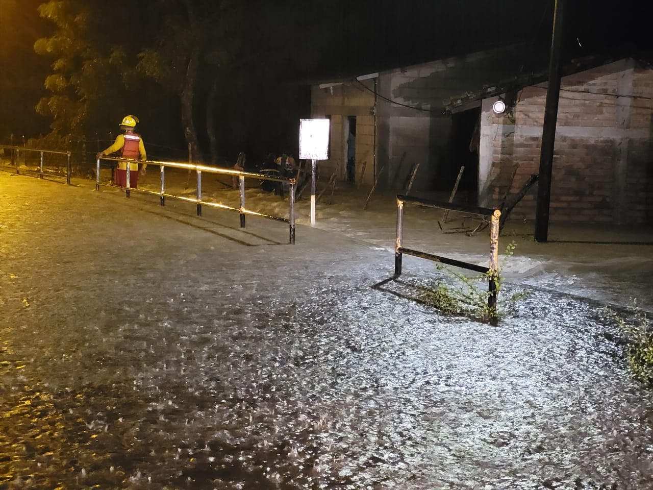 Con el agua a la cintura tras fuertes lluvias en San Lorenzo