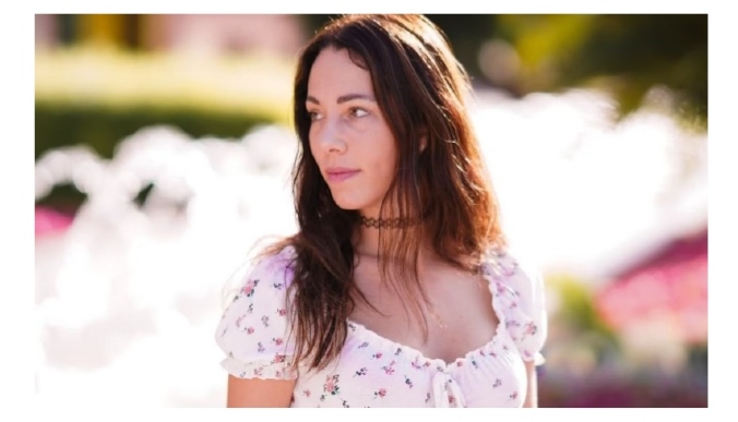 Mujer amamanta a su prometido