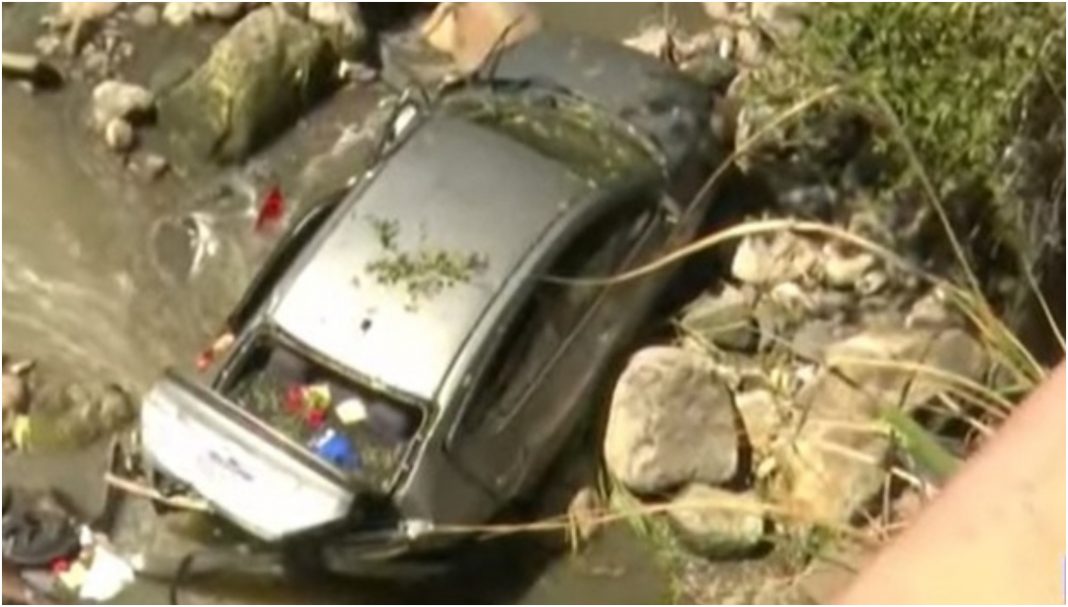 Mujer cae a quebrada