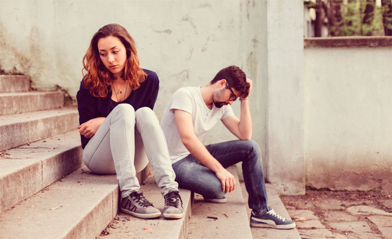 Algunas conductas de tu pareja pueden indicar que te está engañando con alguien más.