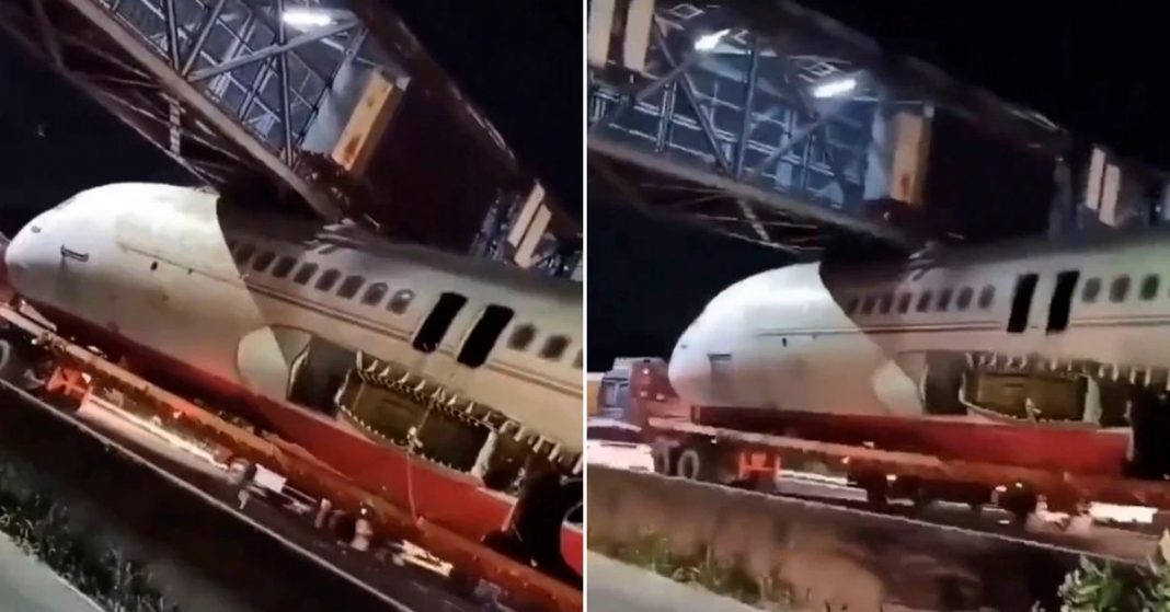 avión quedó atascado bajo un puente