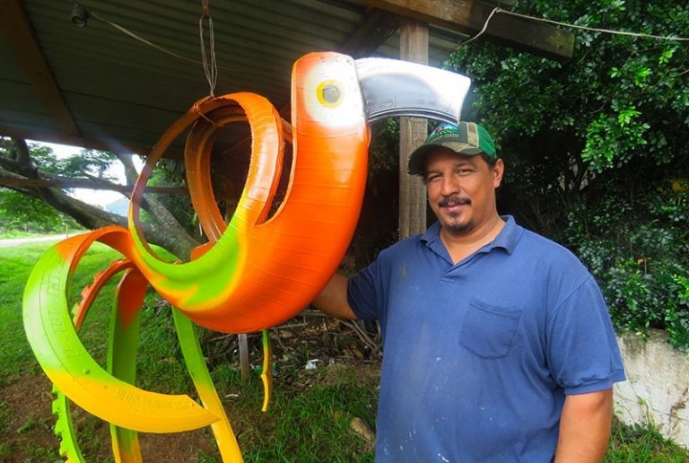 Hondureño transforma llantas usadas en obras de arte