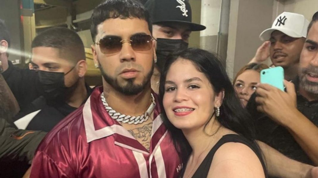 Anuel AA fanática beso