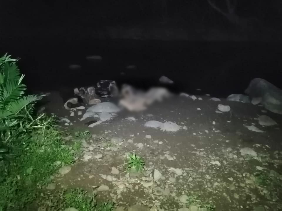 Cuerpo del menor a la orilla del caudal.