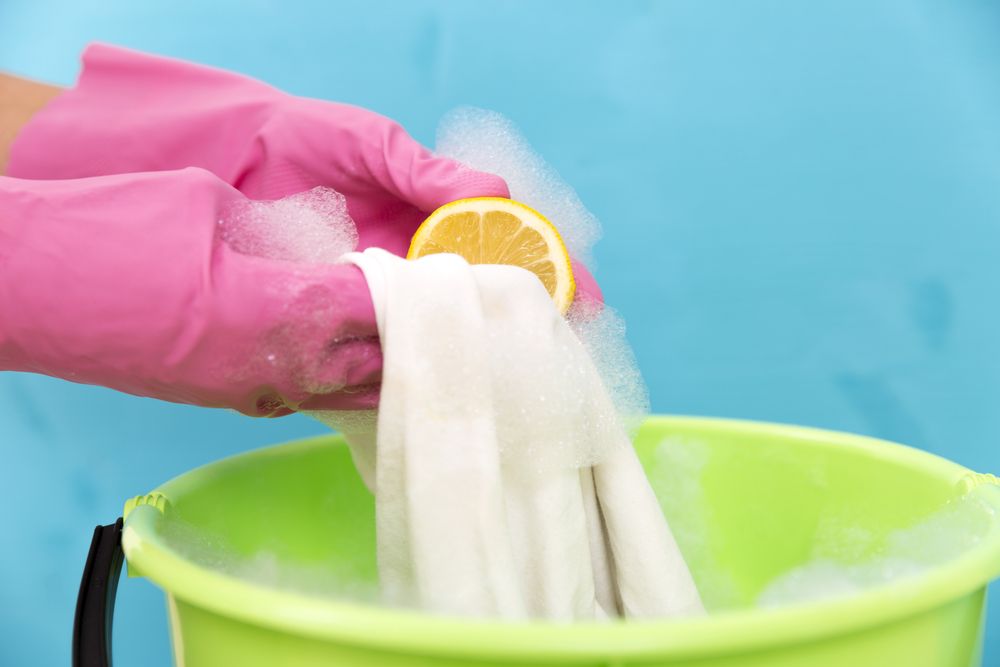 Además debes prestar atención a la temperatura del agua. Las manchas por lo general salen con agua caliente y las de sangre salen más rápido con agua fría.