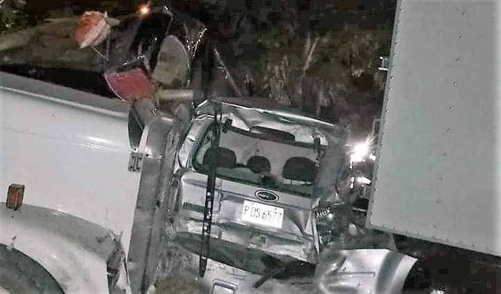 Algunos carros quedaron destruidos.