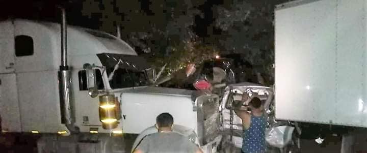 El vehículo pesado embistió a varios automóviles.