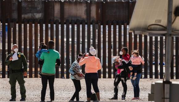 Muchos migrantes se entregan con sus hijos menores de edad.